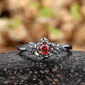 レッドガーネットローズフラワーエンゲージリング、自然からインスピレーションを得たリーフ6月誕生花のアニバーサリーリング（女性用）、ヴィンテージブラックゴールドプロミスリング