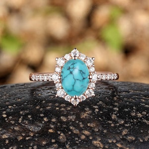 Anillo de compromiso ovalado de turquesa, anillos de promesa estilo western vintage para mujer, anillo personalizado de oro de 14k con moissanita y diamantes tipo halo, anillo de aniversario de boda