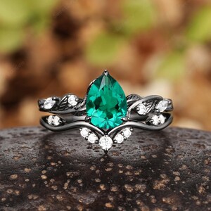 Gotische peervorm Emerald Leaf verlovingsring set, zwart goud smaragd bloemen bruidsset, rhodium zwarte trouwring belofte ring cadeau