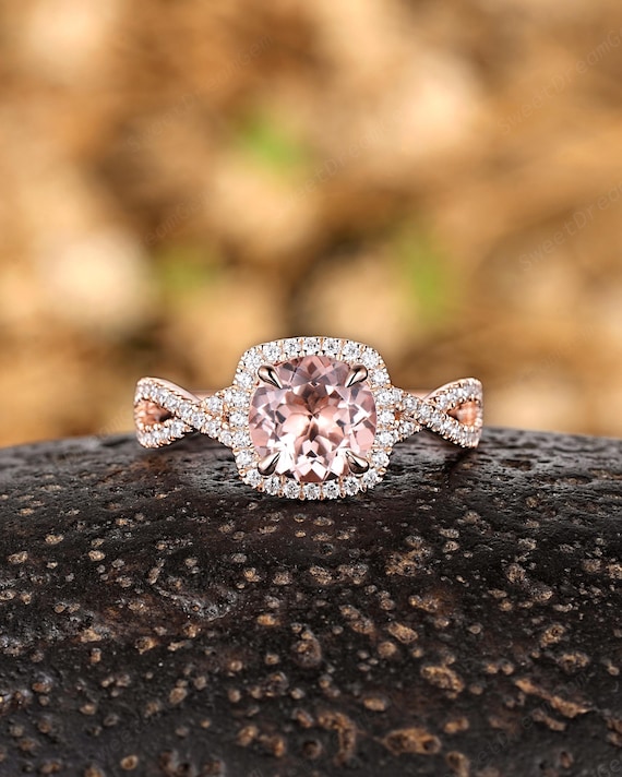 Anillo de compromiso de morganita rosa natural redondo con halo de