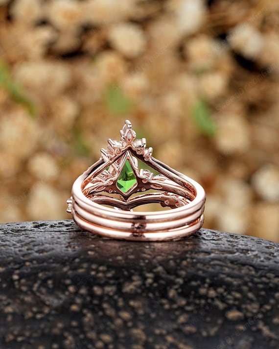 3pcs Kite Cut Peridot Engagement Rings Set Minimalist 3pcs Kite Cut Peridot Engagement Rings Set Minimalist