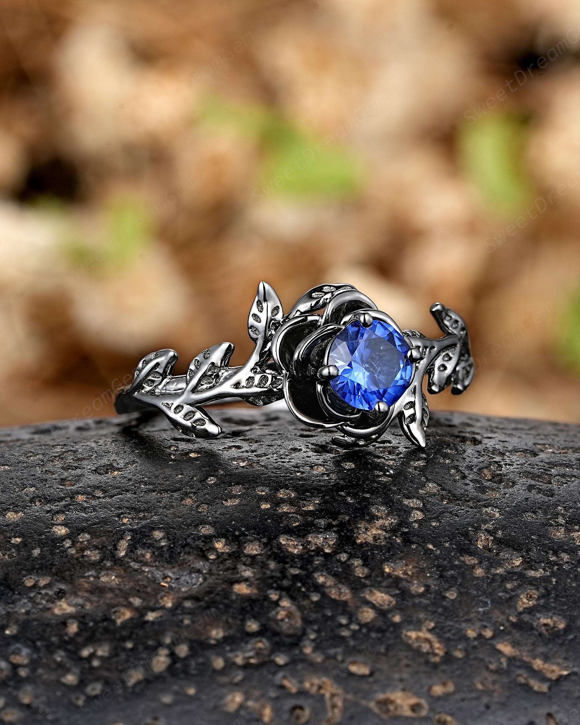 ネイビーサファイア フラワーデザインリング ブラックゴールド ローズフラワー ブルーサファイア エンゲージリング