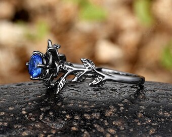 ブラックゴールド ローズフラワー ブルーサファイア エンゲージリング