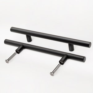 Peut inclure: Deux poignées de porte de placard en métal noir avec un design en forme de T et des vis argentées.