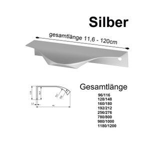 Op de afbeelding: Zilveren kastgreep met een gebogen ontwerp. De greep is 11,6 tot 120 cm lang. De greep wordt getoond in een lijntekening met afmetingen.