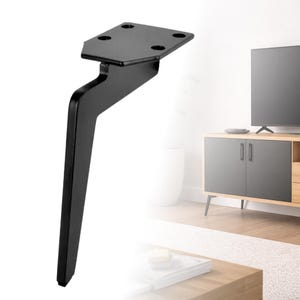 Può includere: Un piedino per mobili nero angolato con una piastra di montaggio quadrata con quattro fori per viti. Il piedino ha un design moderno e minimalista, adatto a vari mobili. Il piedino è in metallo.