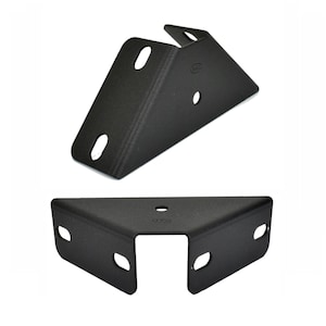 Peut inclure: Deux supports d'angle en métal noir. Le support supérieur est incliné et comporte un trou au centre. Le support inférieur est un angle droit et comporte deux trous de chaque côté.
