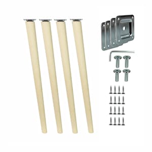 Könnte beinhalten: Satz mit vier Holzbeinen für Möbel mit Metall-Montageplatten, Schrauben und einem Inbusschlüssel. Die Beine sind hellbeige.