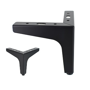 Op de afbeelding: Zwart metalen meubelpoot met een driehoekige basis en een afgeronde bovenkant. De poot is ontworpen om te worden bevestigd aan een meubelstuk, zoals een bank of tafel.