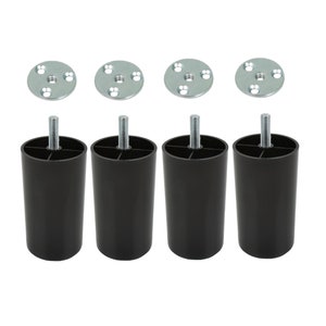 Könnte beinhalten: Satz mit vier schwarzen Möbelbeinen aus Kunststoff mit silbernen, gewindegeschnittenen Metalleinsätzen und vier silbernen Montageplatten aus Metall.