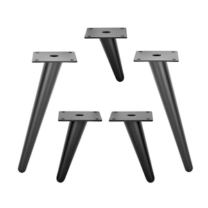 Könnte beinhalten: Vier schwarze Möbelbeine aus Metall mit quadratischen Platten. Jedes Bein ist konisch und hat eine spitze Spitze.