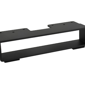 Op de afbeelding: Een zwarte metalen beugel met een rechthoekig ontwerp. De beugel heeft een platte bovenkant met voorgeboorde gaten en een onderste plank. De algemene vorm is een lange rechthoek met een uitsparing.