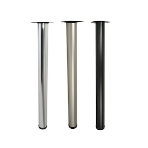 Könnte beinhalten: Drei Tischbeine in verschiedenen Ausführungen: verchromt, gebürstet Nickel und schwarz. Jedes Bein hat eine runde Basis und einen zylindrischen Schaft.