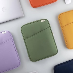 Puede incluir: Surtido de seis fundas para portátil en varios colores, incluyendo naranja, verde, amarillo, morado, blanco y azul marino. Cada funda tiene una cremallera y un bolsillo en la parte delantera.