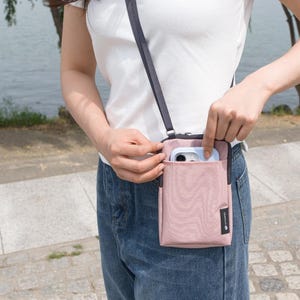 Crossbody Mobile Bag | Lightweight Water-Resistant Passport Smartphone Pouch - Korea Made Bild 11