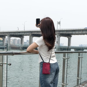 Crossbody Mobile Bag | Lightweight Water-Resistant Passport Smartphone Pouch - Korea Made Bild 10