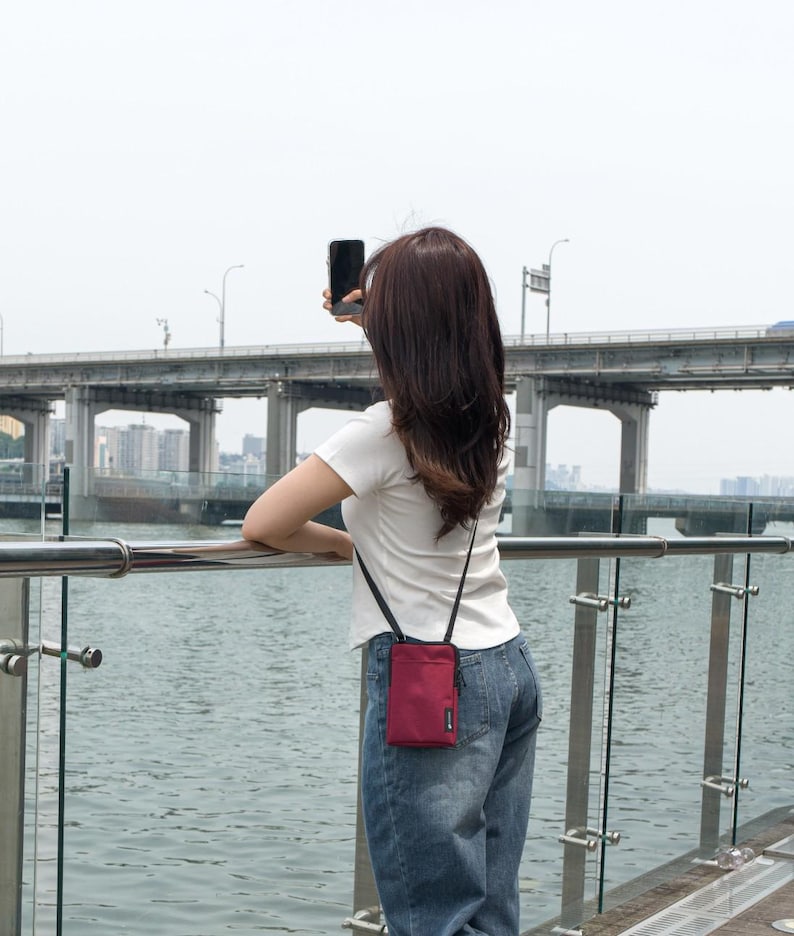 Crossbody Mobile Bag | Lightweight Water-Resistant Passport Smartphone Pouch - Korea Made Bild 10
