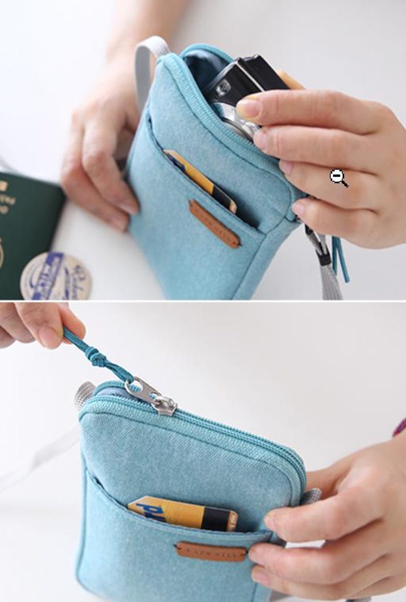 Puede incluir: Bolsa de mezclilla azul claro con cierre de cremallera y un peque&ntilde;o bolsillo frontal. La bolsa tiene una correa gris y una etiqueta de cuero. El tirador de la cremallera es turquesa. La bolsa est&aacute; abierta, revelando su contenido.