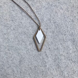 Elegante Halskette Madame Geneva, minimalistisch, Holz, Plexiglas, Ostern, Geschenk, Muttertag