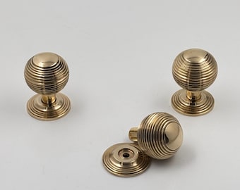 Nielakierowana, polerowana, okrągła gałka z mosiądzu z płytką tylną, solidny uchwyt – wzór tekstury