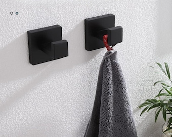 Gancho de pared de acero inoxidable hecho a mano: gancho contemporáneo para batas, toallas y abrigos.