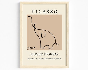 Puede incluir: Una impresión enmarcada de un dibujo en blanco y negro de un elefante de Pablo Picasso. La impresión tiene un fondo beige y el texto "PICASSO" en la parte superior. El texto "MUSÉE D'ORSAY" y "RUE DE LA LÉGION D'HONNEUR, PARIS" están en la parte inferior de la impresión.