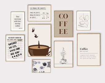 Puede incluir: Un collage de nueve impresiones enmarcadas con ilustraciones y texto sobre el tema del café. Las impresiones presentan una taza de café, una definición de café, un cheque de caja de café y una cita sobre el café. Las impresiones están dispuestas en una cuadrícula en una pared blanca.