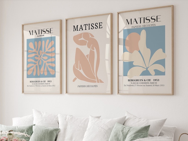 Pu&ograve; includere: Tre stampe d'arte incorniciate con uno schema di colori blu, beige e bianco. Le stampe presentano forme astratte e il testo "MATISSE PAPIERS D&Eacute;COUP&Eacute;S" in nero. Il testo sotto le stampe recita "BERGGRUEN & CIE 1953 70, RUE DE L'UNIVERSIT&Eacute;, PARIS VIE Du Vendredi 27 F&eacute;vrier au Samedi 28 Mars 1953."