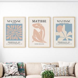 Pu&ograve; includere: Tre stampe d'arte incorniciate che presentano disegni astratti ritagliati di Henri Matisse. Le stampe sono intitolate "Matisse the Cut-Outs", "Matisse Papiers Decoupes" e "Matisse Papiers Decoupes". Ogni stampa presenta un design diverso in tonalit&agrave; di rosa, blu e bianco.