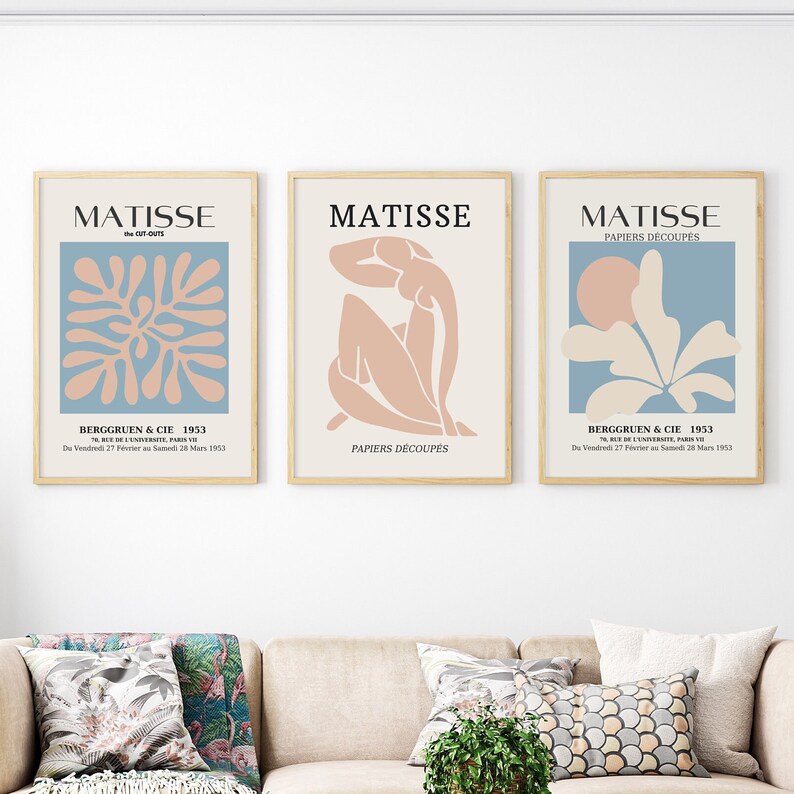 Pu&ograve; includere: Tre stampe d'arte incorniciate che presentano disegni astratti ritagliati di Henri Matisse. Le stampe sono intitolate "Matisse the Cut-Outs", "Matisse Papiers Decoupes" e "Matisse Papiers Decoupes". Ogni stampa presenta un design diverso in tonalit&agrave; di rosa, blu e bianco.