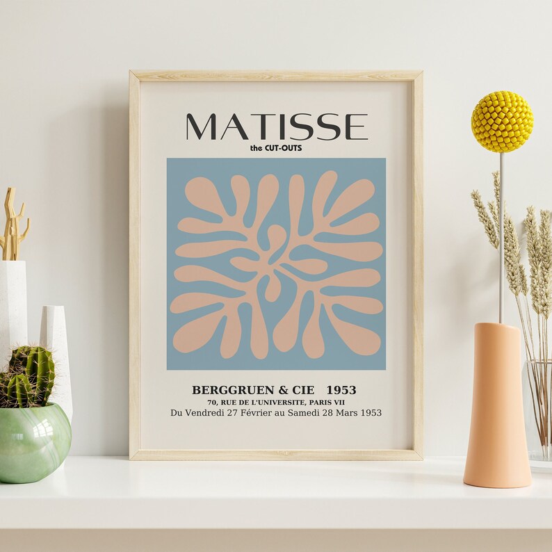 Pu&ograve; includere: Un poster incorniciato con un design astratto blu e rosa di Henri Matisse. Il poster &egrave; intitolato "MATISSE the CUT-OUTS" e include il testo "BERGGRUEN & CIE 1953 70, RUE DE L'UNIVERSITE, PARIS VII Du Vendredi 27 F&eacute;vrier au Samedi 28 Mars 1953."