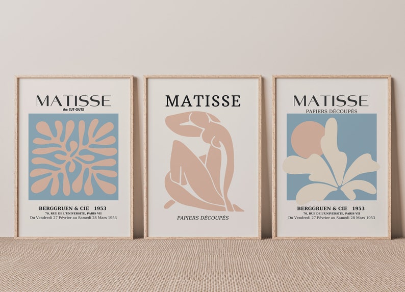 Pu&ograve; includere: Tre stampe d'arte incorniciate che presentano disegni astratti ritagliati di Henri Matisse. Le stampe sono intitolate "The Cut-Outs", "Papiers Decoupes" e "Papiers Decoupes". Ogni stampa presenta un design diverso in tonalit&agrave; di blu, rosa e bianco.