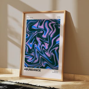 Puede incluir: Un póster enmarcado con un diseño abstracto en espiral en tonos azules, morados y verdes. El póster se titula "ABUNDANCE" y forma parte de una "Serie Retro" de una "Exposición de Galería".