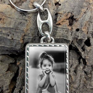 Porte clé métal photo personnalisée, porte-clé cadeau anniversaire noël, fête des mères ou mamies PC Tressé :NoirBlanc