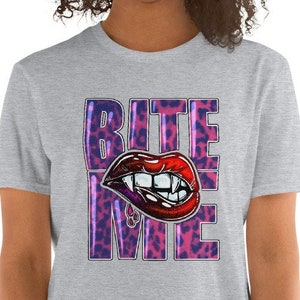 Custom Bite Me Vampire Fangs Lips Retro Graphic Camiseta Unisex de Manga Corta