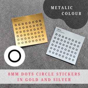 Op de afbeelding: Gouden en zilveren metallic cirkelstickers, elk 8 mm in diameter, gerangschikt in een rasterpatroon op vierkante vellen. De afbeelding bevat de tekst "Metallic Colour" en "8MM DOTS CIRCLE STICKERS IN GOLD AND SILVER".