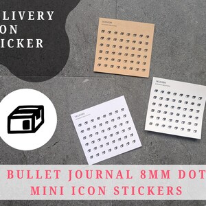 Op de afbeelding: Drie vellen mini-icoonstickers voor bullet journals. De stickers zijn bedrukt met kleine zwarte oogiconen en het woord "DELIVERY". Een witte cirkel met een zwart box-icoon wordt ook getoond. De tekst "BULLET JOURNAL 8MM DOT MINI ICON STICKERS" staat onderaan.