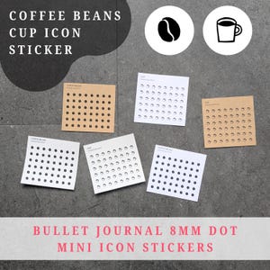 Op de afbeelding: Mini stickers voor bullet journals met koffieboon- en bekersymbolen. De afbeelding bevat de tekst "COFFEE BEANS CUP ICON STICKER" en "BULLET JOURNAL 8MM DOT MINI ICON STICKERS". De stickers zijn op vierkante vellen geplaatst.