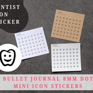 Op de afbeelding: Een verzameling tandarts-icoonstickers. De stickers, met een lachend tandontwerp, zijn gelabeld met "DENTIST ICON STICKER" en "BULLET JOURNAL 8MM DOT MINI ICON STICKERS". De stickers staan op wit en bruin papier.