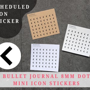 Op de afbeelding: Drie vierkante stickers met zwarte pijlpictogrammen, met het label "SCHEDULED ICON STICKER". Eén sticker is van kraftpapier en twee zijn wit. Een groot zwart pijlpictogram staat in een witte cirkel. De tekst "BULLET JOURNAL 8MM DOT MINI ICON STICKERS" staat onderaan.