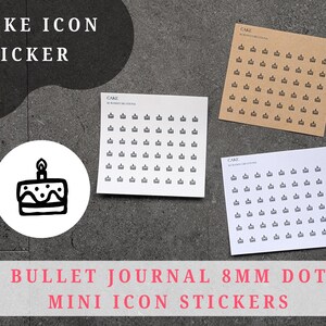 Op de afbeelding: Zwarte en witte cake-icoonstickers op wit en bruin papier. De afbeelding bevat een ronde sticker met een cake-illustratie, plus de tekst "CAKE ICON STICKER" en "BULLET JOURNAL 8MM DOT MINI ICON STICKERS".