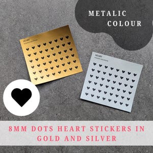 Op de afbeelding: Twee vellen metallic hartstickers in goud en zilver. Elke vel heeft rijen kleine zwarte hartvormige stickers. De tekst "8MM DOTS HEART STICKERS IN GOLD AND SILVER" staat onderaan de afbeelding.