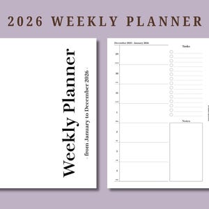 Könnte beinhalten: Ein weißer Wochenplaner 2026 mit minimalistischem Design. Das Cover zeigt den Text "Weekly Planner" in fetter, vertikaler Schrift, darunter "from January to December 2026". Der Innenraum enthält Abschnitte für Aufgaben und Notizen.
