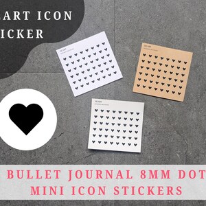 Op de afbeelding: Zwarte hart-icoonstickers op witte en bruine vierkante papieren. Een groot zwart hart staat in een witte cirkel. Tekst luidt "HEART ICON STICKER" en "BULLET JOURNAL 8MM DOT MINI ICON STICKERS".
