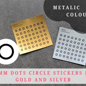以下が含まれることがあります： 金と銀のメタリックサークルステッカー、各直径8mm、グリッドパターンに配置。ステッカーは正方形のシートに表示され、「CIRCLE」と「KURA CREATIONS」の文字が見えます。画像には「METALLIC COLOUR」の文字も含まれています。
