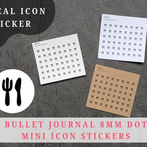 Op de afbeelding: Maaltijd icoon stickers voor bullet journals. De afbeelding toont drie vierkante vellen stickers met kleine vork- en mes iconen. De stickers staan op wit en bruin papier. Een cirkelvormige afbeelding met een vork en mes is ook zichtbaar.