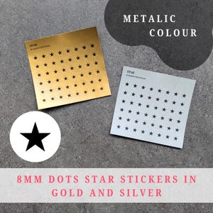 Op de afbeelding: Gouden en zilveren metallic sterstickers, elk 8 mm groot, gerangschikt op vierkante vellen. De afbeelding bevat een zwarte ster op een witte cirkel en de tekst "METALLIC COLOUR". De tekst "8MM DOTS STAR STICKERS IN GOLD AND SILVER" is ook aanwezig.