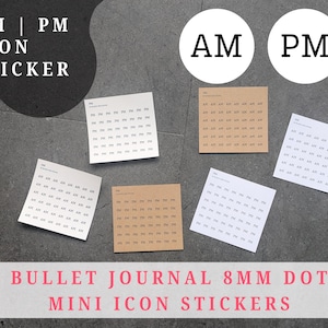 Op de afbeelding: Mini-icoonstickers voor bullet journals, met AM- en PM-symbolen. De stickers zitten op vierkante vellen. Tekst linksboven luidt "AM | PM ICON STICKER". De tekst "BULLET JOURNAL 8MM DOT MINI ICON STICKERS" staat onderaan.