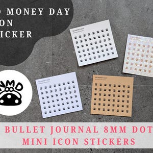 Op de afbeelding: Vier vellen mini-icoonstickers voor bullet journals. De stickers hebben de vorm van een portemonnee. De tekst "NO MONEY DAY ICON STICKER" staat bovenaan de afbeelding. De tekst "BULLET JOURNAL 8MM DOT MINI ICON STICKERS" staat onderaan.