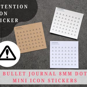 Op de afbeelding: Een verzameling mini-icoonstickers voor bullet journals. De afbeelding toont drie vierkante stickers met rijen kleine zwarte driehoeken en een ronde sticker met een zwart attentiesymbool. De tekst "ATTENTION ICON STICKER" en "BULLET JOURNAL 8MM DOT MINI ICON STICKERS" zijn ook zichtbaar.